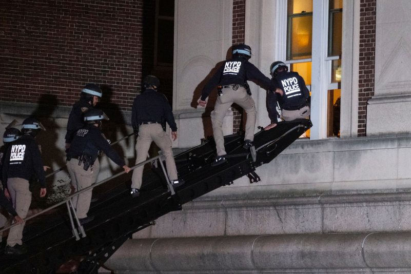 Die New Yorker Polizei dringt in das obere Stockwerk der Hamilton Hall auf dem Campus der Columbia University in New York ein.