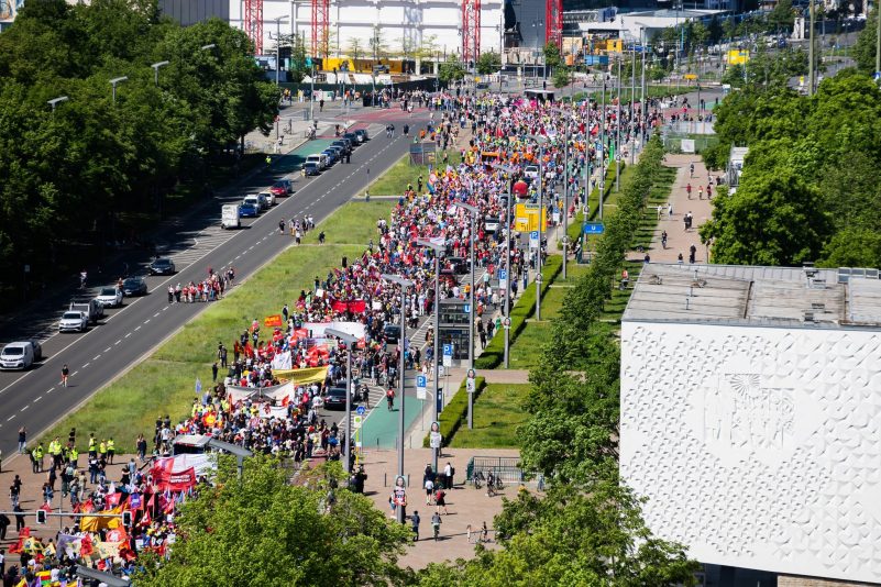 Die Demonstration des DGB zum 1. Mai in Berlin zieht über die Karl-Marx-Allee Richtung Rotes Rathaus.