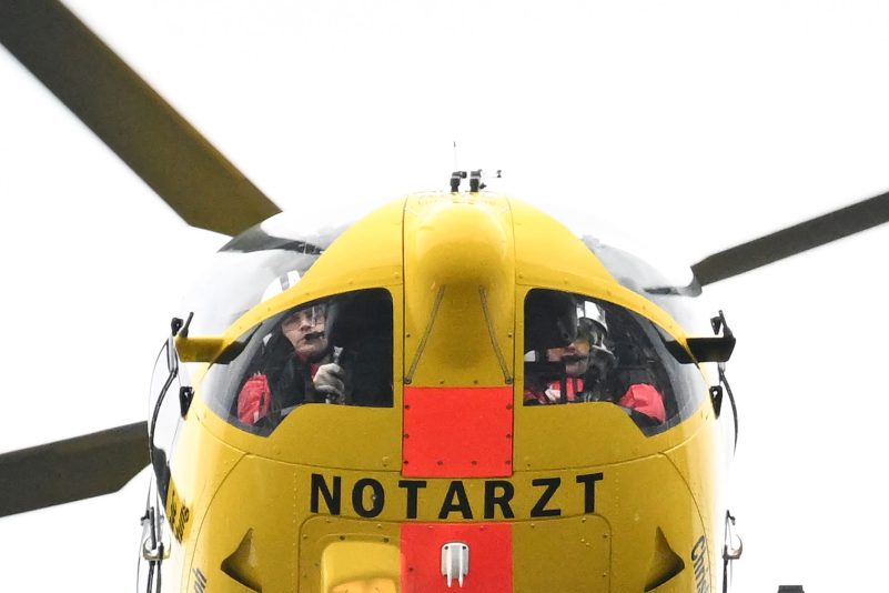 Mehrere Rettungshubschrauber sind nach dem Unfall mit Maiwagen in Südbaden im Einsatz. Symbolbild