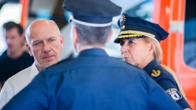 Kai Wegner (CDU), Regierender Bürgermeister von Berlin, und Barbara Slowik, Polizeipräsidentin in Berlin, bei einem Besuch der Feuerwehrwache in der Wilmsstraße im Stadtteil Kreuzberg.