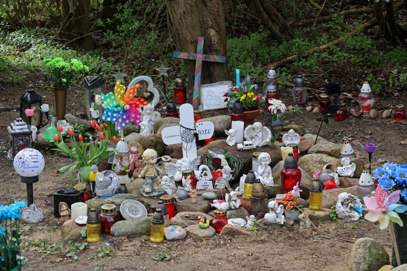 Kreuze, Figuren, Kerzen und Blumen stehen an der Stelle, wo der sechsjährige getötete Joel gefunden wurde.
