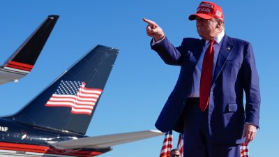 In gewohnter Pose und mit «MAGA»-Mütze: Der republikanische Präsidentschaftskandidat und Ex-Präsident Donald Trump beim Wahlkampf im US-Bundesstaat Michigan.