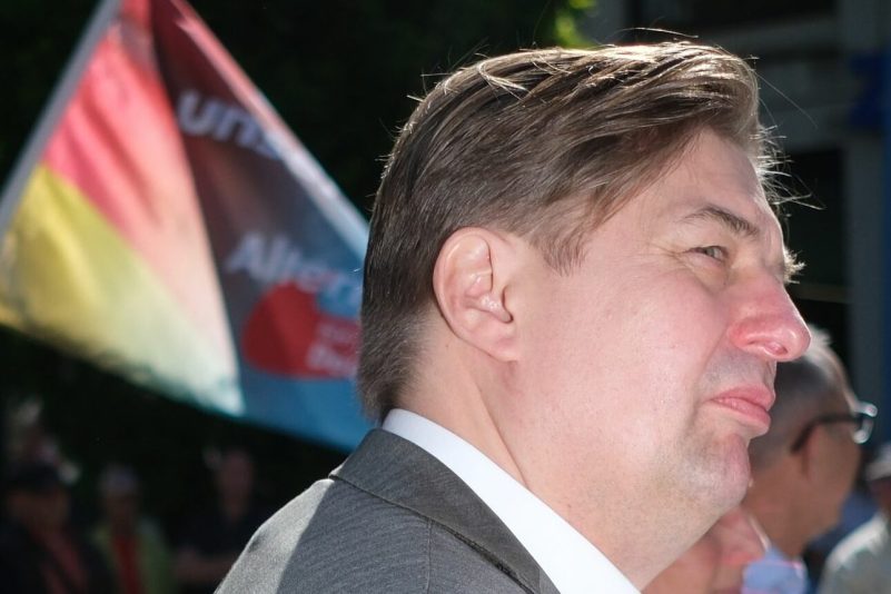 Maximilian Krah ist erstmals nach Bekanntwerden des Spionagefalls bei seinem Mitarbeiter wieder öffentlich aufgetreten. Hier bei einer AfD-Kundgebung in Chemnitz.
