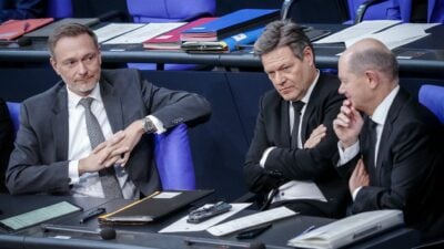 Christian Lindner, Robert Habeck und Olaf Scholz im Bundestag.