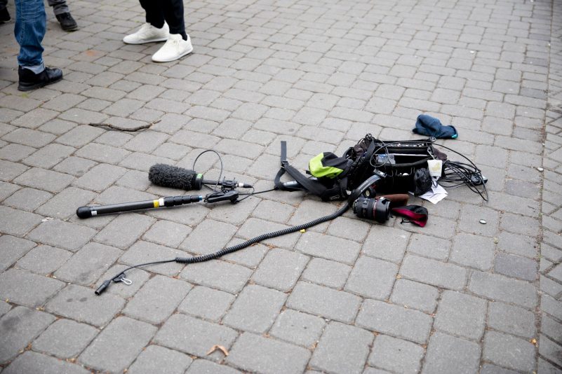 Die Ausrüstung eines Kamerateams liegt nach einem Übergriff in Berlin auf dem Boden.