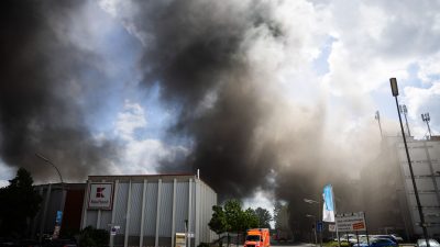 Rauchwolke durch Großbrand über Berlin – Anwohner gewarnt