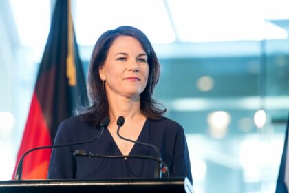 Annalena Baerbock bei einem Pressestatement im Auckland Museum.