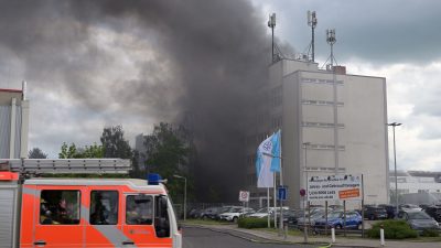 Löscharbeiten bei Großbrand in Berlin dauern an
