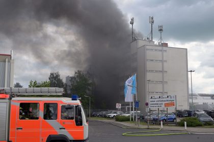 Löscharbeiten bei Großbrand in Berlin dauern an