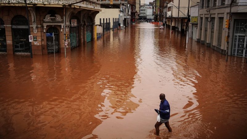 Ein Mann watet in Porto Alegre im brasilianischen Bundesstaat Rio Grande do Sul durch ein von schweren Regenfällen überschwemmtes Gebiet.