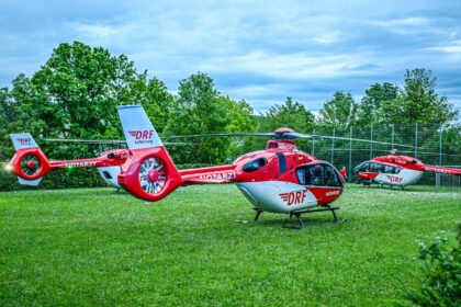 Schwer verletzt: Vier Kinder fallen durch Sporthallendach