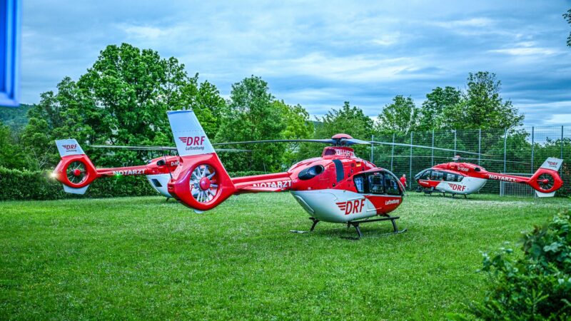 Rettungshubschrauber stehen auf einer Wiese in der Nähe der Turnhalle in Remshalden.