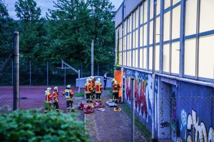 Vier Teenager nach Sturz durch Hallendach schwer verletzt