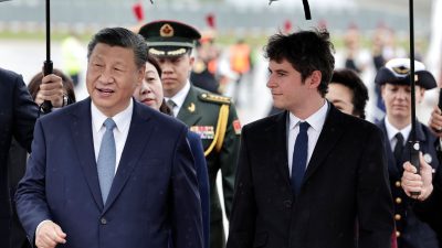 Staatsbesuch in Frankreich: Xi Jinping, Präsident von China, wird am Flughafen in Orly vom französischen Premierminister Gabriel Attal empfangen.