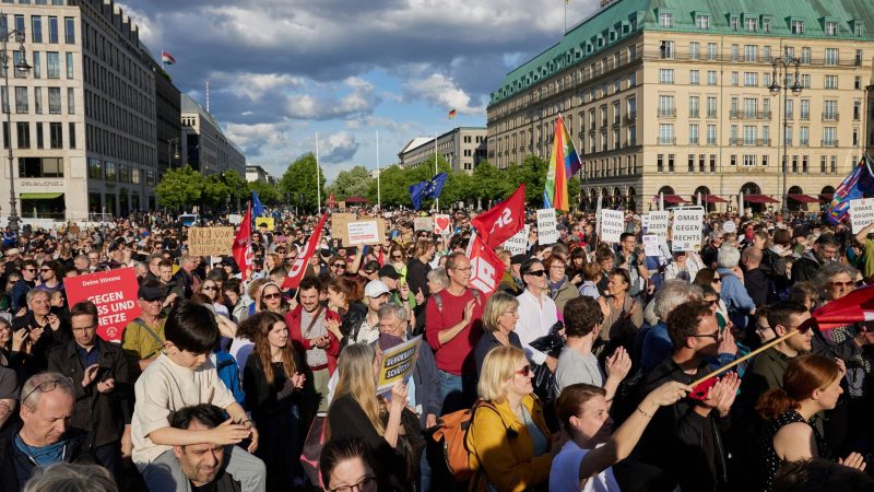 Demo in Berlin und Dresden: „Demokratie lässt sich nicht einschüchtern“