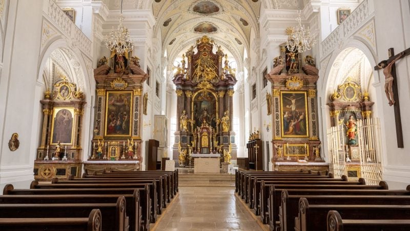 Blick in den Kirchenraum und auf den Altar der Stadtkirche Sankt Oswald.