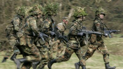 Bundeswehr bräuchte für Wehrpflicht Tausende neue Beamte
