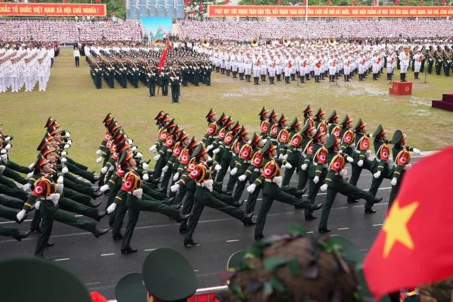 Zahlreiche Soldaten marschieren über ein Gelände in Dien Bien Phu. Mit der Parade feiert Vietnam den 70. Jahrestag des Sieges über die französische Armee und damit das Ende der Kolonialherrschaft.