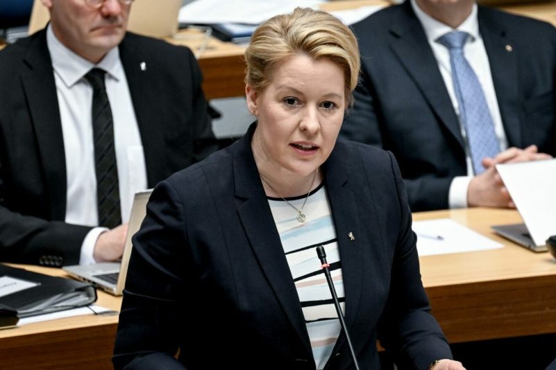 Die Berliner Senatorin für Wirtschaft, Energie und Betriebe, Franziska Giffey (SPD), ist bei einem tätlichen Angriff im Stadtteil Rudow leicht verletzt und danach im Krankenhaus behandelt worden.