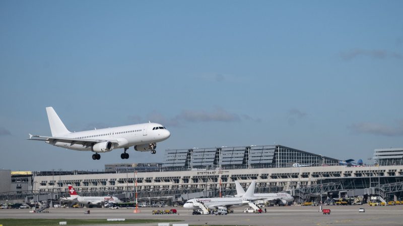 Den Flugverkehr klimaschonender auszurichten ist laut einer Studie äußerst schwierg.