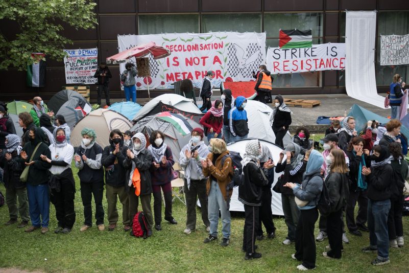 Propalästinensische Aktivisten haben am Dienstag einen Hof der Freien Universität in Berlin besetzt.