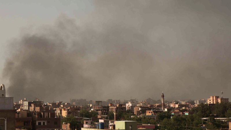 Im April 2023 steigt während der anhaltenden Kämpfe Rauch in Khartum auf.