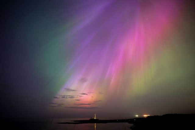 Auch in anderen Regionen der Welt waren in der vergangenen Nacht Polarlichter gut sichtbar, wie hier in Whitley Bay an der Nordostküste von Großbritannien.