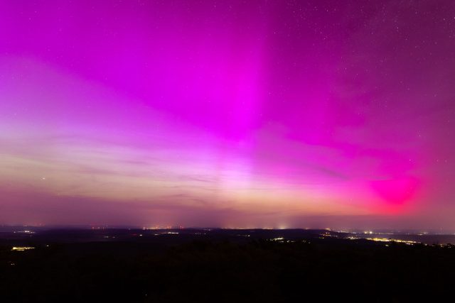 Ganz in Pink: Polarlichter am nächtlichen Himmel bei Treisberg im hessischen Hochtaunuskreis.