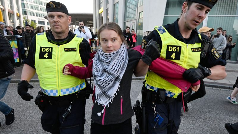 Polizisten führten Klimaaktivistin Greta Thunberg vom Platz vor der Arena ab.