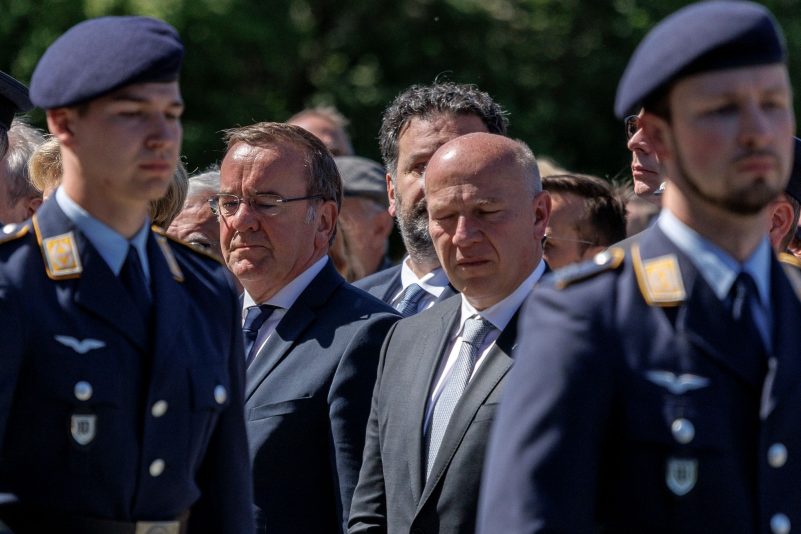 Bundesverteidigungsminister Boris Pistoris (M.l.) und Berlins Regierender Bürgermeister Kai Wegner nehmen am Festakt zum 75. Jahrestag des Endes der Berliner Luftbrücke teil.