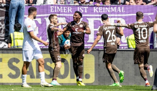 Die St.-Pauli-Profis feiern das Tor von Oladapo Afolayan (M.).