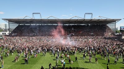 Nach 13 Jahren: FC St. Pauli steigt in die Bundesliga auf
