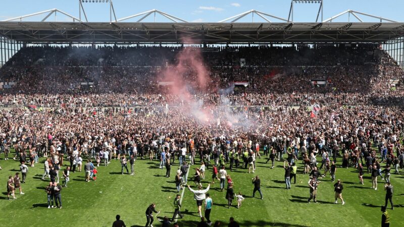 Die Fans vom FC St. Pauli stürmten nach dem Abpfiff den Platz.