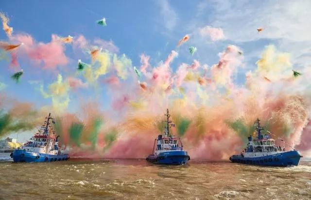 Mit Schlepperballett und Farbbomben: Der Hamburger Hafen feiert Geburtstag.