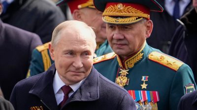 Der russische Präsident Wladimir Putin (l) hat Sergej Schoigu als Verteidigungsminister entlassen.