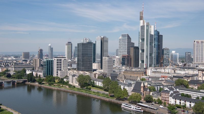 Die Bankenskyline von Frankfurt: In Deutschland gibt es erstmals weniger als 20.000 Bankfilialen.