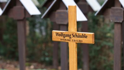 Unbekannte graben Loch in Ruhestätte von CDU-Politiker Schäuble