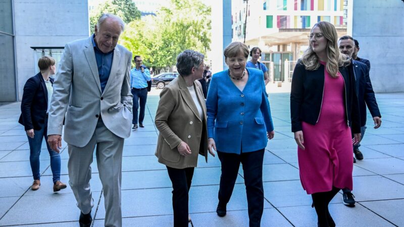 Die ehemalige Bundeskanzlerin Angela Merkel kommt zur Abschiedsfeier für den Bundestagsabgeordneten Jürgen Trittin.