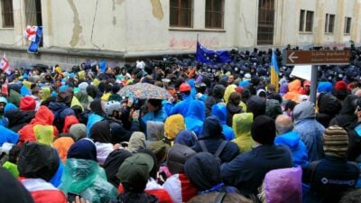 Eine Demonstration der Opposition gegen das «russische Gesetz» in der Nähe des Parlamentsgebäudes.