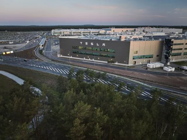 Blick am frühen Morgen auf das Tesla-Werk: Begleitet von Protest stimmt die Gemeinde Grünheide heute über Ausbaupläne des US-Elektroautobauers Tesla ab.