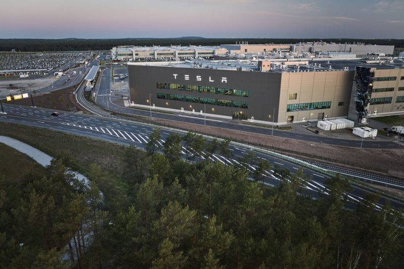 Blick am frühen Morgen auf das Tesla-Werk: Begleitet von Protest stimmt die Gemeinde Grünheide heute über Ausbaupläne des US-Elektroautobauers Tesla ab.