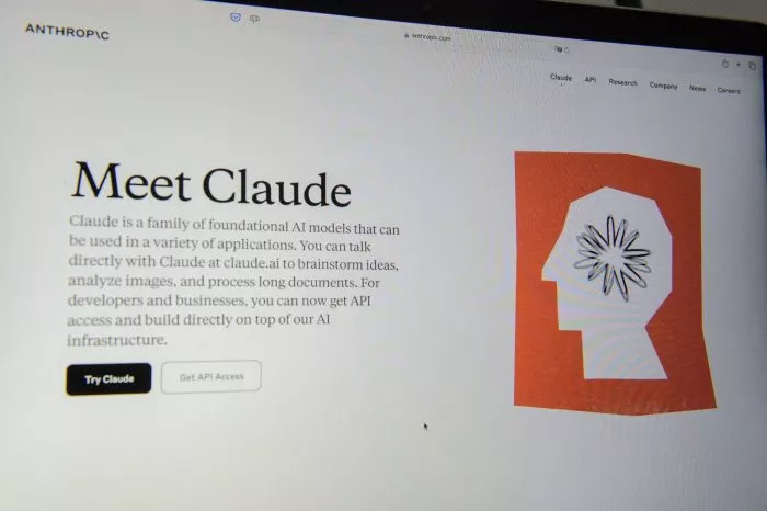 Anthropic gilt als einer der stärksten Rivalen von OpenAI. Anthropic entwickelte einen KI-Assistenten namens Claude, der mit ChatGPT konkurriert.