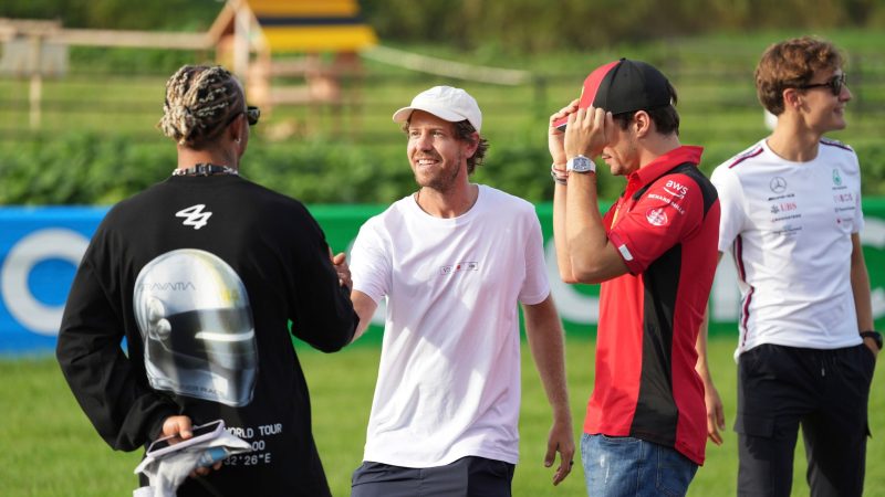 Sebastian Vettel (M) will mit mehreren Aktionen an die in Imola verunglückte Formel-1-Legende Ayrton Senna erinnern.