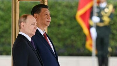 Russlands Präsident Wladimir Putin (l) ist für ein Treffen mit Chinas Staatschef Xi Jinping nach Peking gereist.