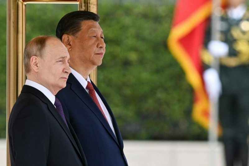 Russlands Präsident Wladimir Putin (l) ist für ein Treffen mit Chinas Staatschef Xi Jinping nach Peking gereist.