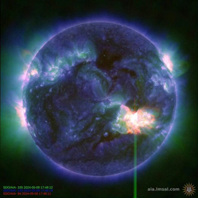 Eine Sonneneruption - wie der helle Blitz (unten, r). Aufgenommen vom Solar Dynamics Observatory der NASA am 9. Mai 2024.