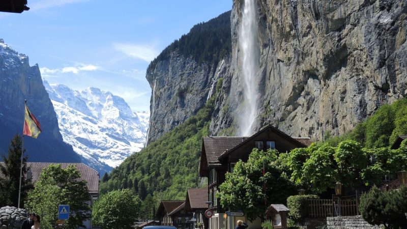 „Handy-Touristen“: Schweizer Bergdorf erwägt Eintrittsgebühr