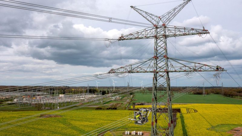 Strommasten des Netzbetreibers Tennet nahe des Umspannwerkes Conneforde.