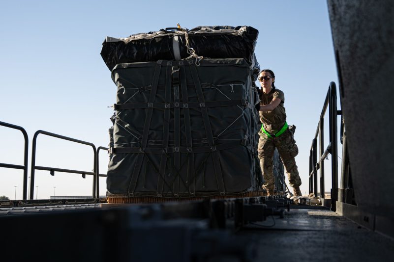 Eine Pilotin der U.S. Air Force lädt Paletten mit humanitären Hilfsgütern, die für den Gazastreifen bestimmt sind, an Bord eines Flugzeugs.