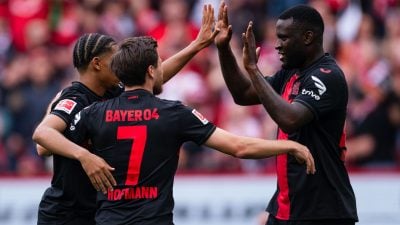 Bayer feiert historischen Titel: Meisterschale bei den Fans